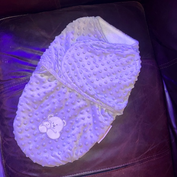 blankets & beyond - SUPER SOFT  & COZY Newborn baby velcro closure swaddle(new) - Picture 5 of 12